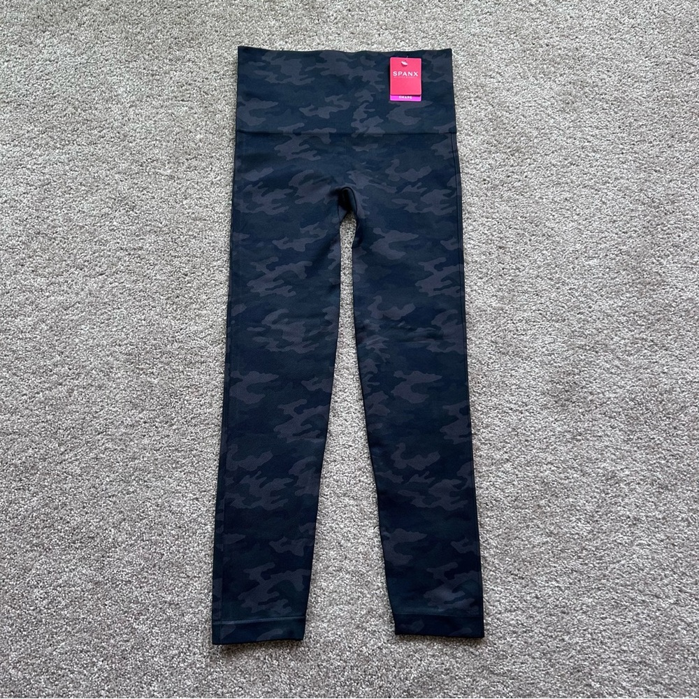 Spanx NWT Look At Me Now Seamless Leggings Black Camo Size Large FL3515